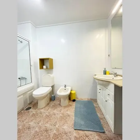 Yellow House Smart Tv And Garage Apartment