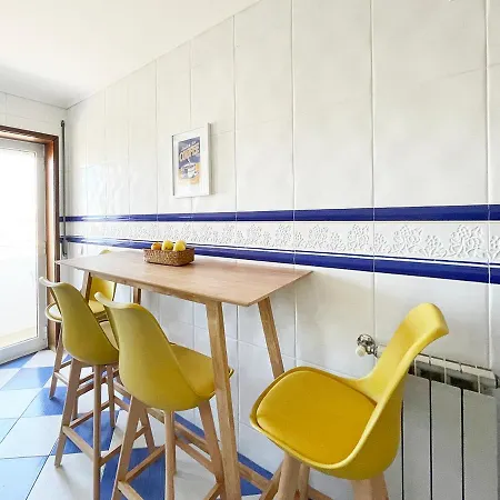 Apartment Yellow House Smart Tv And Garage *