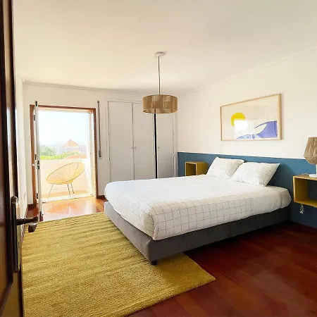 Yellow House Smart Tv And Garage *
