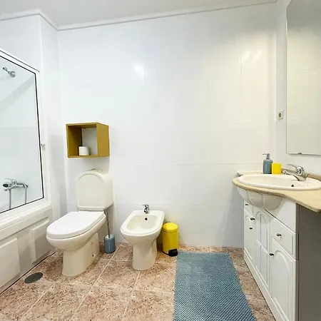 Yellow House Smart Tv And Garage *