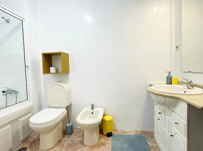 Yellow House Smart Tv And Garage *